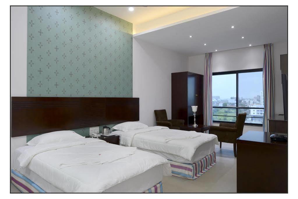 Oyo 710 Hotel Kshitij Poona Buitenkant foto