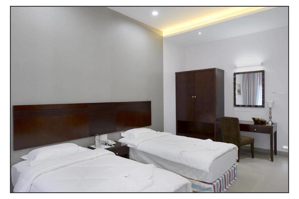 Oyo 710 Hotel Kshitij Poona Buitenkant foto