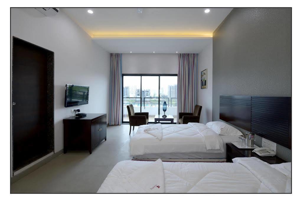 Oyo 710 Hotel Kshitij Poona Buitenkant foto